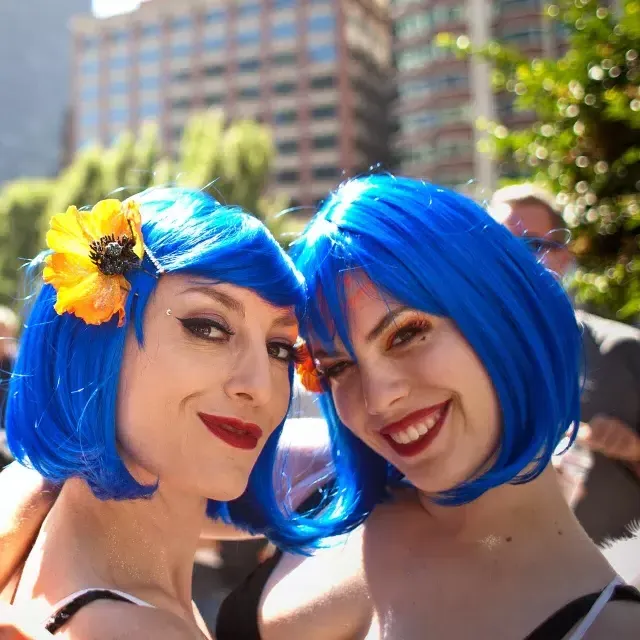 Dos mujeres con pelucas azules asisten al Orgullo de 贝博体彩app.